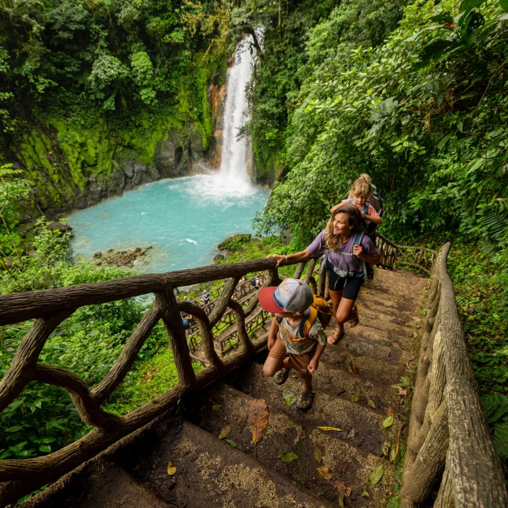 Familia junto a catarata GettyImages