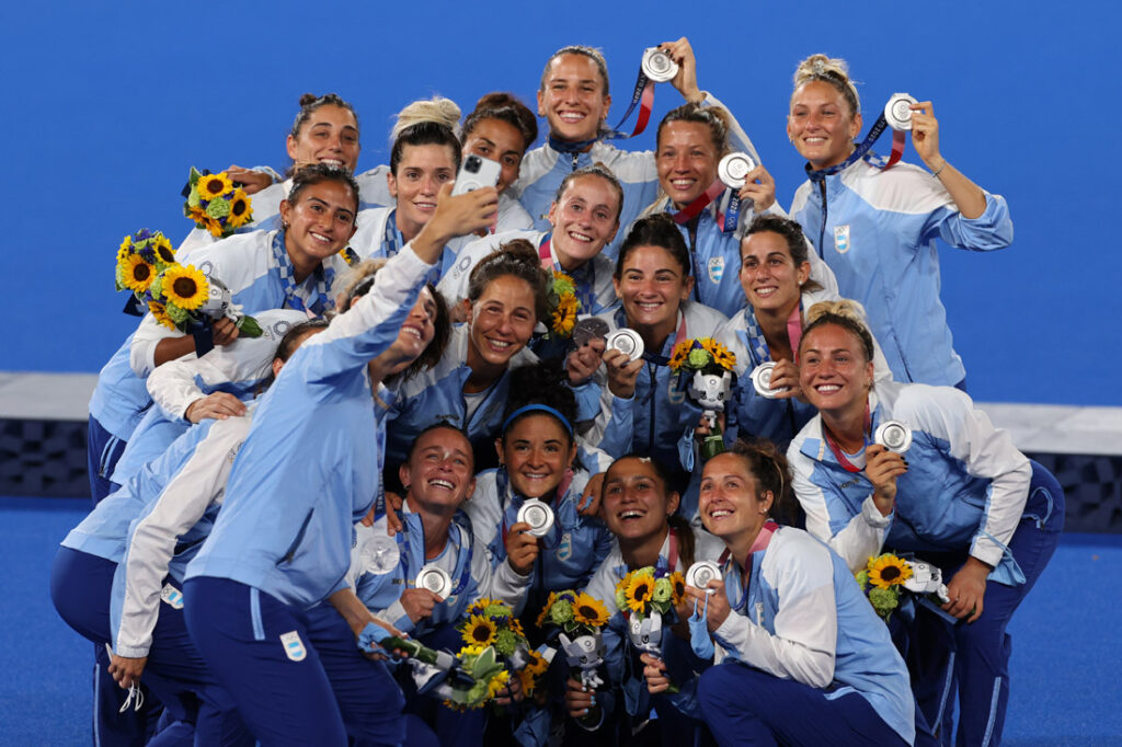 TOKYO, JAPAN - AUGUST 06: Team Argentina pose for a selfie with their Silver Medals during the Victory Ceremony following the Women's Gold Medal match between Netherlands and Argentina on day fourteen of the Tokyo 2020 Olympic Games at Oi Hockey Stadium on August 06, 2021 in Tokyo, Japan. (Photo by Clive Mason/Getty Images)